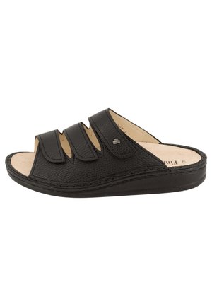 Schwarze Leder-Open-Toe-Slide-Sandale mit drei verstellbaren Riemen und gepolsterter beiger Innensohle auf einer flachen schwarzen Sohle.