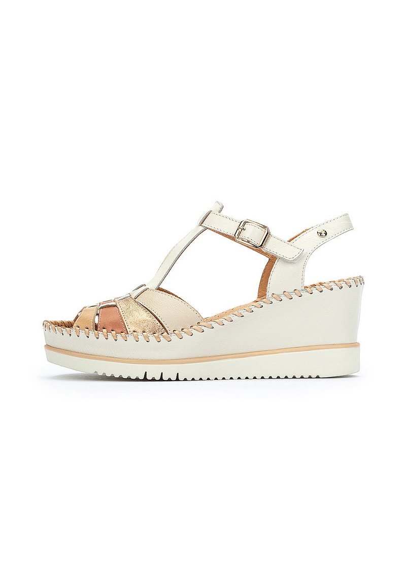 Sandalias de cuña con diseño de tira en T, que presentan una combinación de materiales en blanco, dorado y beige. Plantilla acolchada y costuras decorativas a lo largo de la suela.