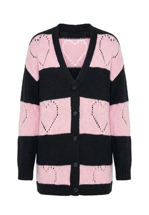 Schwarze und pinke Strickjacke mit Knopfleiste und herzförmigen Mustern, die in die pinken Streifen integriert sind.