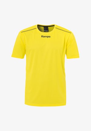 Gul præstations t-shirt lavet af letvægts, åndbart stof. Har en rund halsudskæring og kontrasterende sorte accenter langs skuldrene.