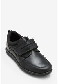 Chaussure de sport noire avec une tige en cuir lisse, des accents en maille, et une double sangle Velcro. Dotée d'une semelle texturée et d'un col rembourré.