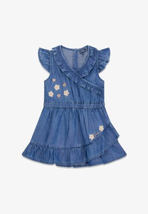 Blaues ärmelloses Jeanskleid mit gerüschten Kanten, Blumen- und Herzstickerei und einem Wickeloberteil mit elastischem Taillenbund.