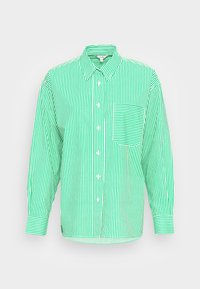 Camisa de mangas longas verde e branca com colarinho abotoado e um bolso no peito com um padrão de riscas horizontais.
