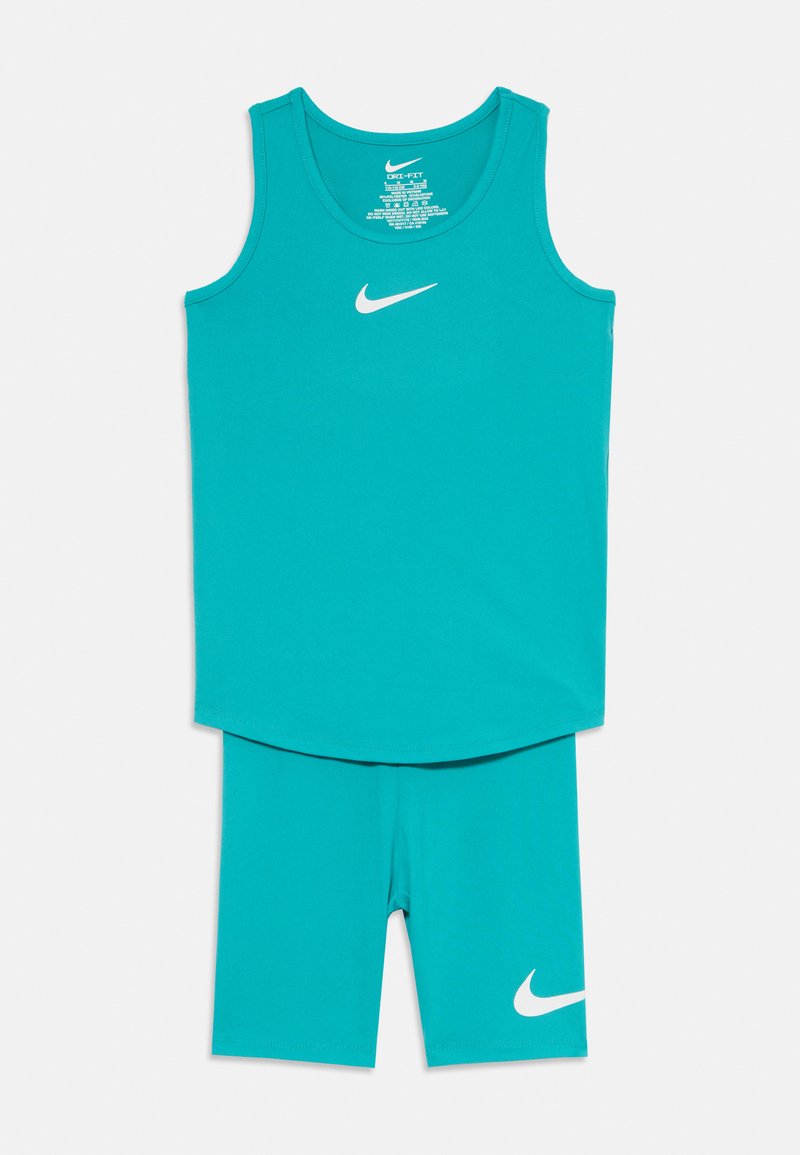 Ensemble de sport turquoise comprenant un haut sans manches et un short assorti. Les deux pièces portent un logo Nike blanc sur le devant. Texture lisse.