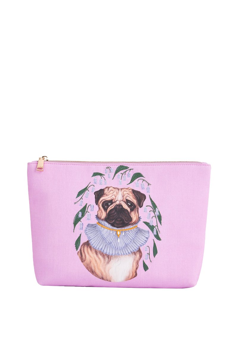 Rozā auduma soma ar detalizētu attēlu, kurā attēlots pūgs ar zilu krokotu apkakli, ko ieskauj ziedu akcenti. Virspusē ir rāvējslēdzēja aizdare.