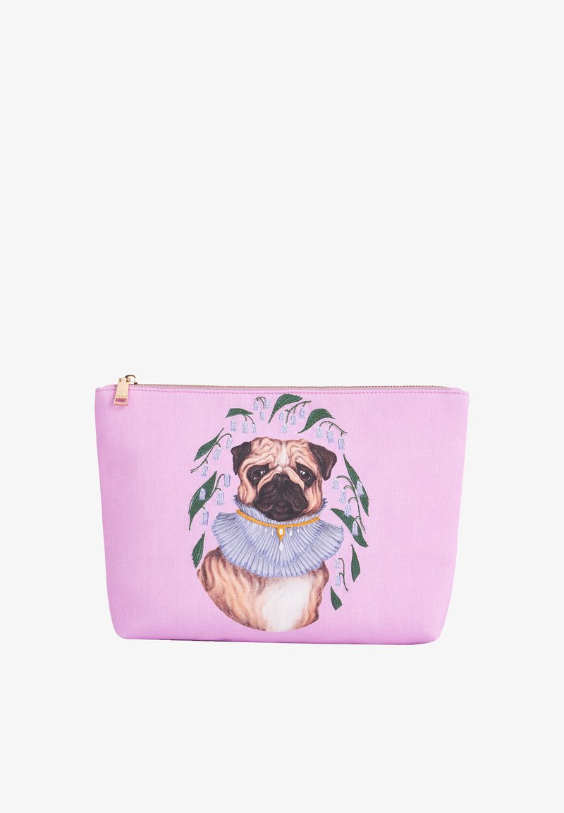 Rozā auduma soma ar detalizētu attēlu, kurā attēlots pūgs ar zilu krokotu apkakli, ko ieskauj ziedu akcenti. Virspusē ir rāvējslēdzēja aizdare.