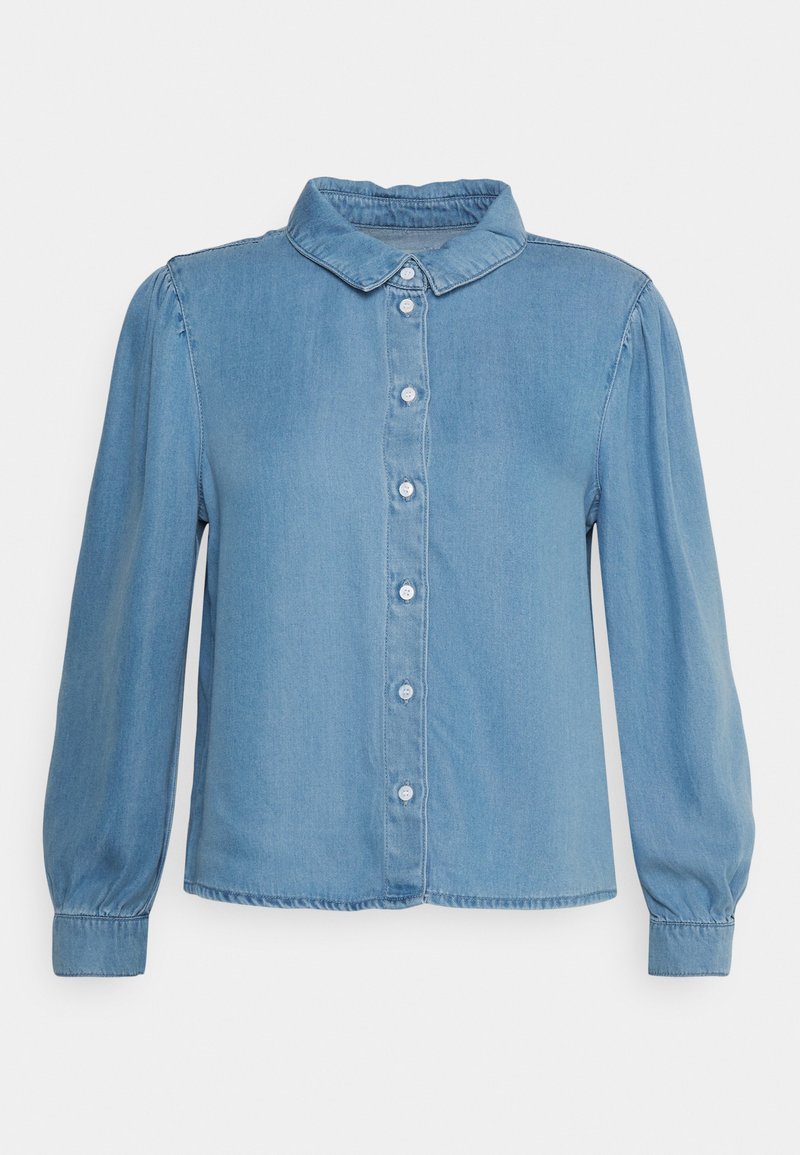 Camisa de denim azul claro com fecho de botões na frente, colarinho pontiagudo e mangas longas com ombros franzidos e punhos com botão.