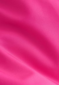 Tissu rose vif avec une texture lisse et mate, présentant des drapés doux et un effet de brillance subtil. Pas de motifs ni de détails supplémentaires.