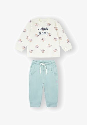 Conjunto de dos piezas para niños que incluye una sudadera crema con estampados de hongos rosas y texto "Jardin Secret", combinada con pantalones azul claro con cordón.