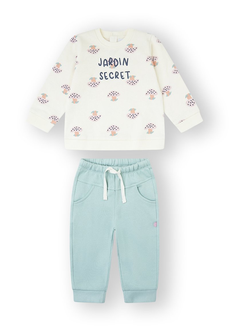 Conjunto de dos piezas para niños que incluye una sudadera crema con estampados de hongos rosas y texto "Jardin Secret", combinada con pantalones azul claro con cordón.