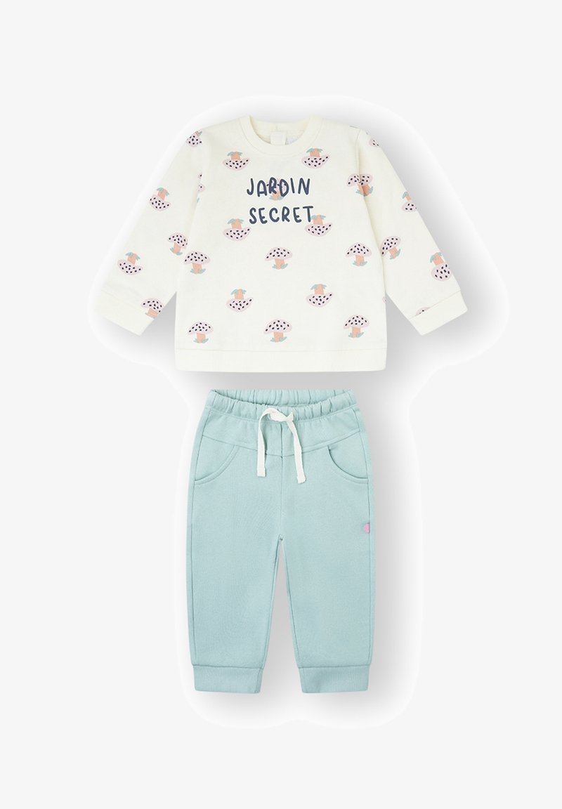 Conjunto de dos piezas para niños que incluye una sudadera crema con estampados de hongos rosas y texto "Jardin Secret", combinada con pantalones azul claro con cordón.