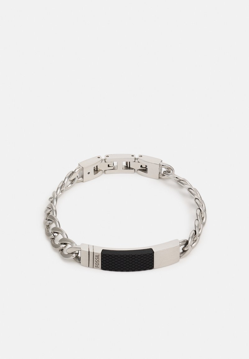Bracelet en chaîne métallique argentée avec un accent rectangulaire noir texturé au centre, sécurisé par une fermeture à clip.