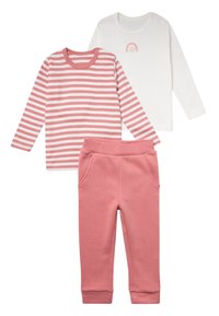 Dreiteiliges Kinderbekleidungsset: Langärmliges gestreiftes Oberteil in Pink und Weiß, schlichtes weißes Oberteil mit Regenbogendetails und rosa Sweatpants mit Taschen.