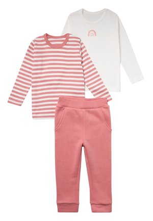 Dreiteiliges Kinderbekleidungsset: Langärmliges gestreiftes Oberteil in Pink und Weiß, schlichtes weißes Oberteil mit Regenbogendetails und rosa Sweatpants mit Taschen.