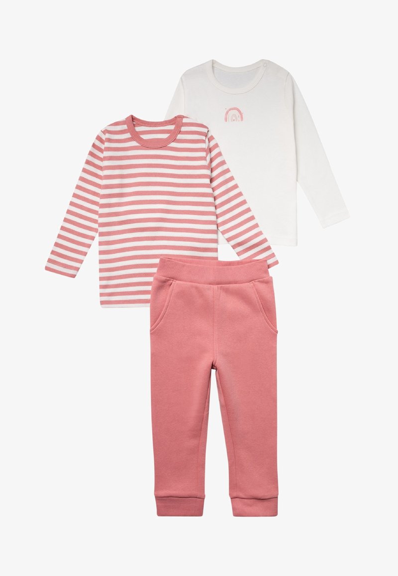 Dreiteiliges Kinderbekleidungsset: Langärmliges gestreiftes Oberteil in Pink und Weiß, schlichtes weißes Oberteil mit Regenbogendetails und rosa Sweatpants mit Taschen.