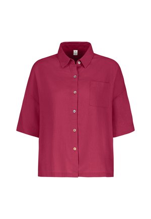 Kort mouw overhemd met knopen in donkerroze met een enkele borstzak en een klassieke kraag, getoond op een witte achtergrond.