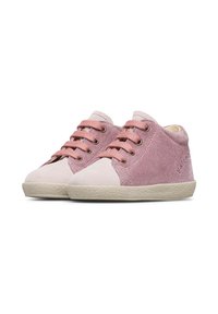 Un paio di piccole scarpe da toddler in suede rosa con allacciature e suole in gomma, mostrate affiancate su uno sfondo bianco.