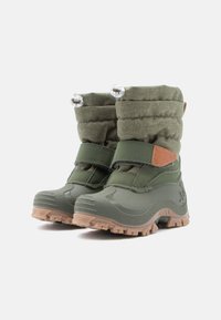 Zöld szigetelt téli csizmák, texturált gumitalppal, állítható felsőrésszel és bőr díszítéssel. A hideg időjárásban való melegedésre és tapadásra tervezték.