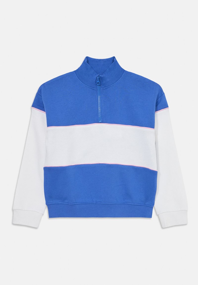 Blå- og hvit halv-zip genser med høy krage, med frontal glidelås og horisontale striper i blått og hvitt med en rosa detalj.