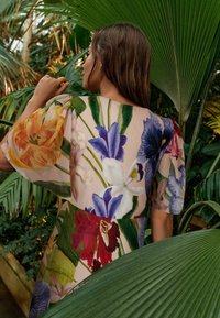 Next KEW COLLECTION V-NECK SHORT SLEEVE - REGULAR FIT - Maxi ruha - pastel pink floral