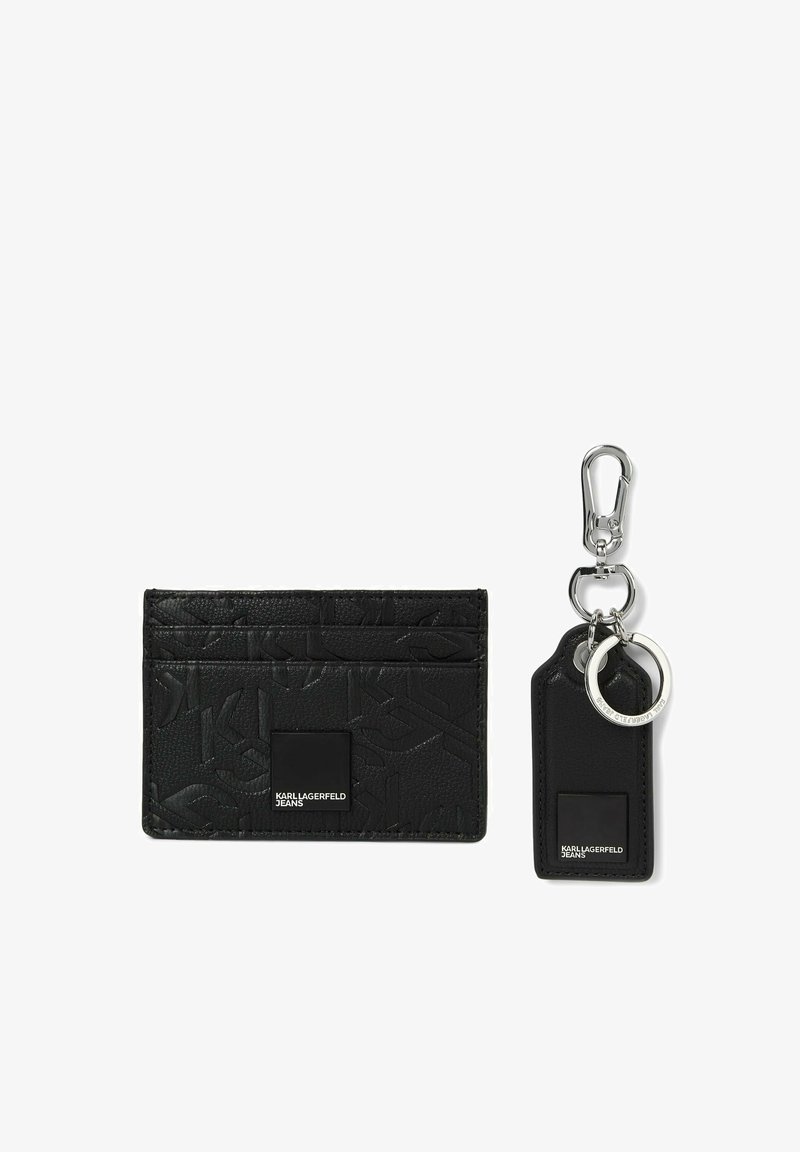 Porte-cartes noir Karl Lagerfeld Jeans avec motif logo embossé et porte-clés assorti avec fermoir et anneau argentés sur fond blanc.