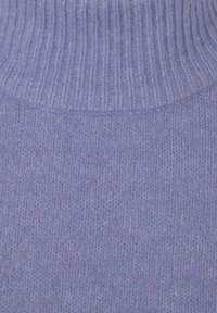 Helles Lavendelpullover mit hochgezogenem, geripptem Kragen und weichem Strickstoff. Der Stoff wirkt warm und glatt mit einem dezenten Glanz.