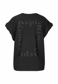 Zwarte T-shirt met korte mouwen met een herhalend tekstontwerp van "Replay" in verschillende maten op de achterkant.