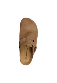 Sabot en suède marron avec un bout arrondi, une sangle latérale et une boucle unique. L'intérieur a un revêtement lisse. Taille 38 imprimée sur la semelle intérieure.