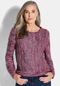 Kabelstrickpullover in Pink- und Lilatönen, mit Rundhalsausschnitt und langen Ärmeln. Texturiertes Muster ist überall sichtbar.