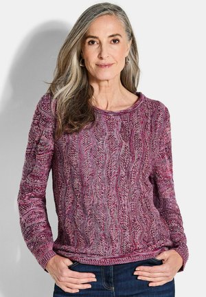 Maglione a trecce in tonalità di rosa e viola, con colletto tondo e maniche lunghe. Motivo testurizzato visibile su tutta la superficie.