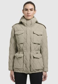 Beige gewatteerde jas met een hoge kraag en trekkoord in de taille, voorzien van vier voorkburns en schouderepauletten. Glad, duurzaam materiaal.