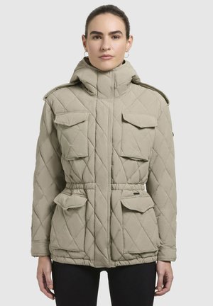 Beige gewatteerde jas met een hoge kraag en trekkoord in de taille, voorzien van vier voorkburns en schouderepauletten. Glad, duurzaam materiaal.