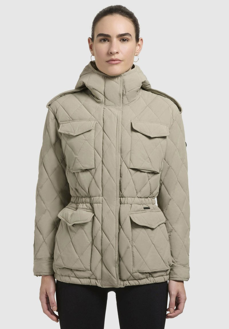 Beige gewatteerde jas met een hoge kraag en trekkoord in de taille, voorzien van vier voorkburns en schouderepauletten. Glad, duurzaam materiaal.