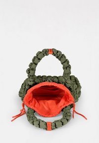 Grüne, puffy Handtasche mit runder, texturiertem Äußeren. Verfügt über orangefarbene Akzente an den Griffen und der inneren Fütterung, mit gerafftem Verschluss und großem Öffnungsbereich.