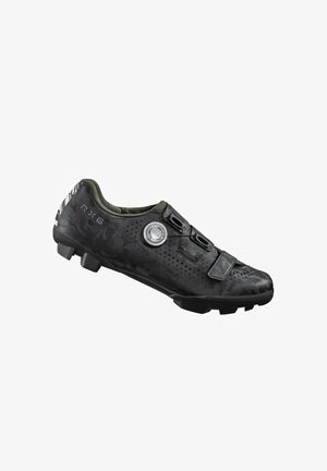 Chaussure de cyclisme noire avec un motif camouflage, dotée d'un système de fermeture BOA, d'une tige perforée pour la respirabilité et d'une semelle compatible avec des cales.