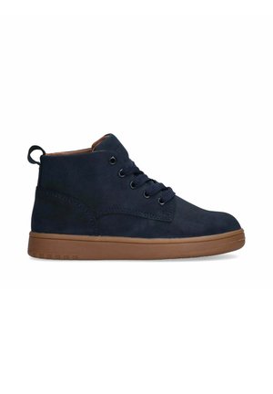 Scarpa mid-top in suede blu navy con punta tonda, lacci e suola in gomma beige. Presenta un design cucito e una maniglia sul tallone per una facile indossabilità.