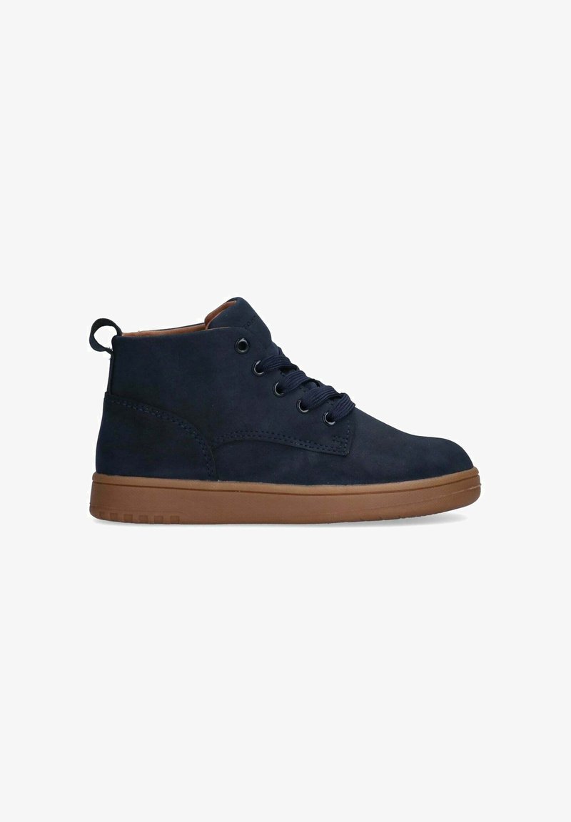 Scarpa mid-top in suede blu navy con punta tonda, lacci e suola in gomma beige. Presenta un design cucito e una maniglia sul tallone per una facile indossabilità.