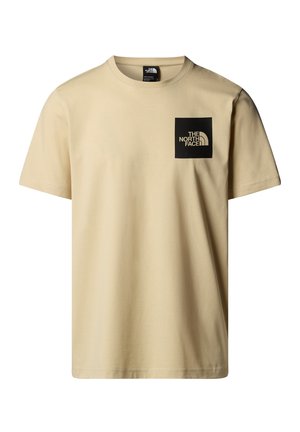 Camiseta beige de manga corta hecha de algodón, con un logo cuadrado negro en el lado izquierdo del pecho con texto blanco. Diseño de cuello redondo, textura lisa.