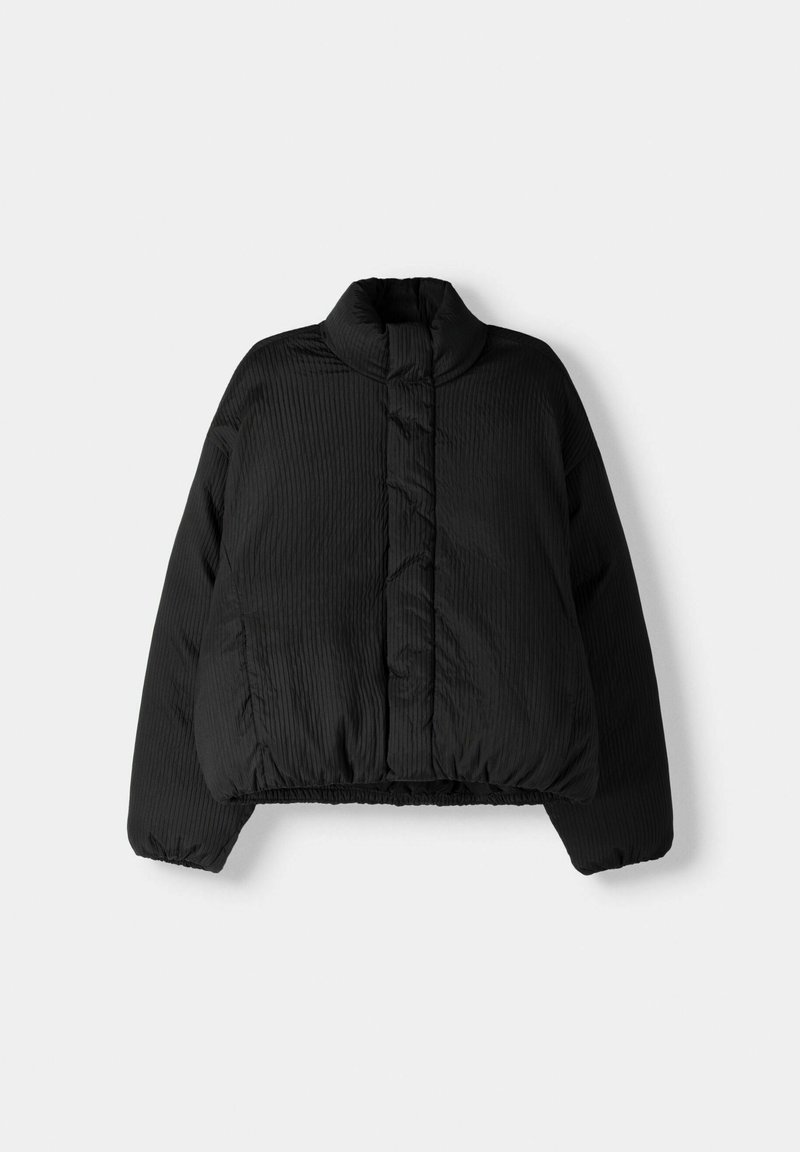 Schwarze Pufferjacke mit hohem Kragen, gerippter Textur, elastischem Saum und langen Ärmeln. Frontreißverschluss und minimalistisches Design.