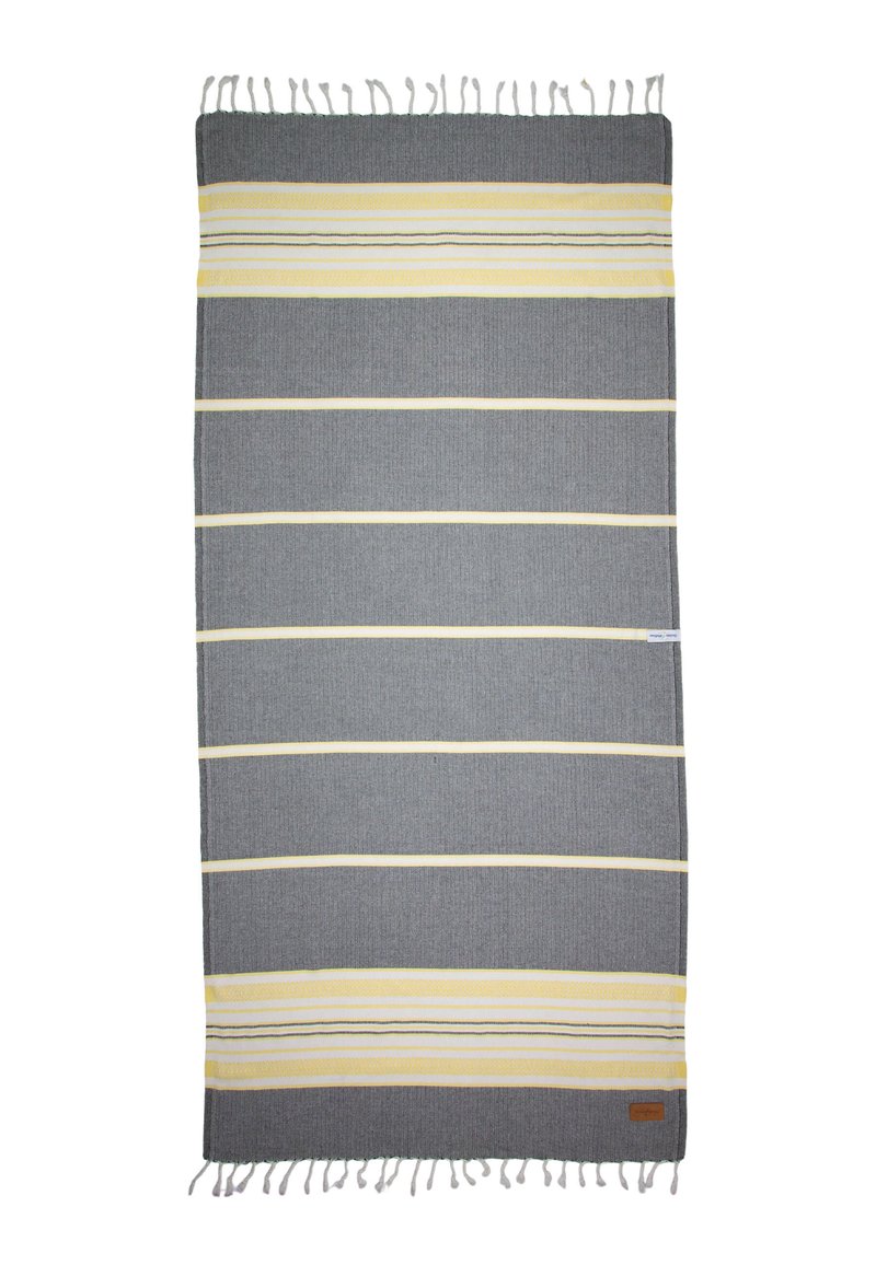 Gestreepte deken in grijs en geel, geweven stof met franjes aan de randen. Bevat horizontale strepen van verschillende dikte en een subtiele textuur.