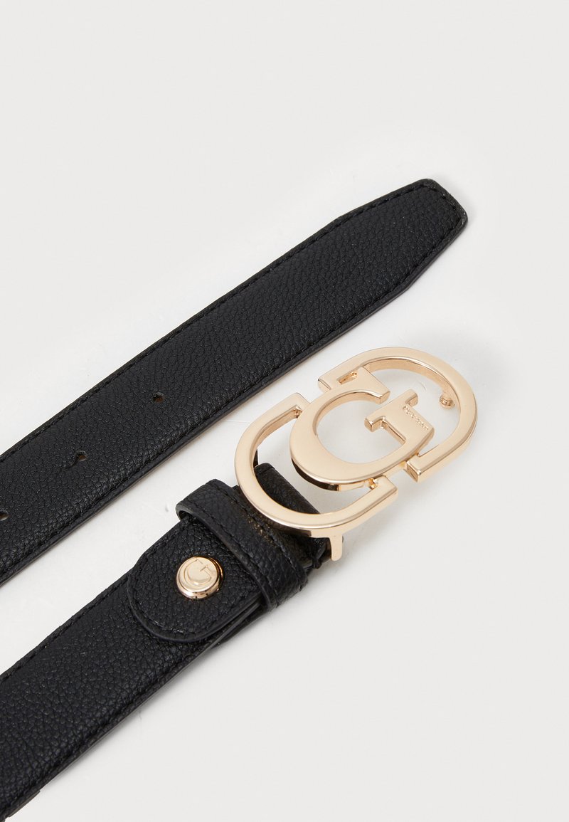 Cinturón de cuero negro con un acabado texturizado, que presenta una hebilla doble en tono dorado y un cierre de botón con un emblema de logo.