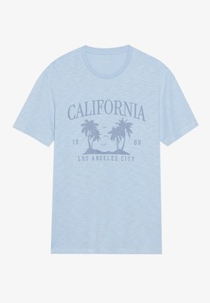 Hele sinine puuvillane t-särk, millel on palmide trükk, "CALIFORNIA," "1986" ja "LOS ANGELES CITY" tumedamat sinist tooni. Lühikesed varrukad, ümar kaelus.