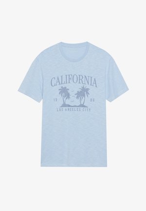 Hele sinine puuvillane t-särk, millel on palmide trükk, "CALIFORNIA," "1986" ja "LOS ANGELES CITY" tumedamat sinist tooni. Lühikesed varrukad, ümar kaelus.
