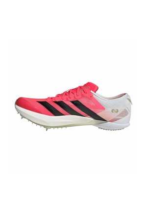 Rood-witte loop spikeschoenen met zwarte strepen, veters en metalen spikes onder de zool voor baan- en veldprestaties.