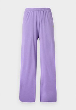 Pantalones de pierna ancha en color lavanda con una cintura elástica, hechos de una tela suave, que presenta una textura lisa y un pequeño logo de acento en el lateral.