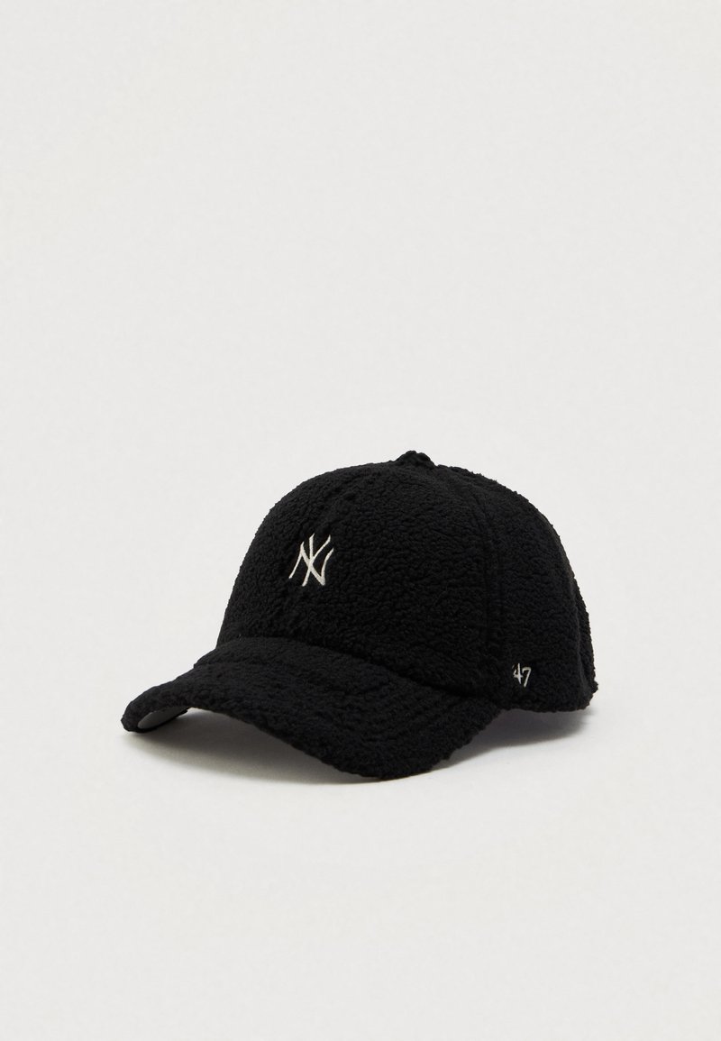 Boné de baseball em fleece preto com o logo "NY" bordado em branco na frente e "47" na lateral, contra um fundo claro e simples.