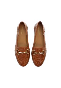 Hnědé pletené kožené mokasíny s pozlacenými akcenty, kulatou špičkou a plochou podrážkou. Vnitřní podšívka nese názov značky.