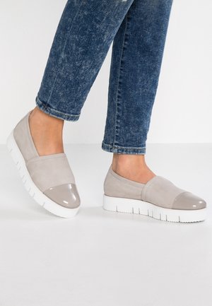 Světlé šedé nazouvací boty s lesklým béžovým špičkou; vyrobené z hladké semišové kůže a gumy, s bílou texturovanou podrážkou.