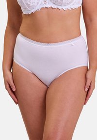 Culottes blanches en coton taille haute avec un bord en dentelle à la ceinture et une texture lisse, présentant des coutures minimales et une petite étiquette.