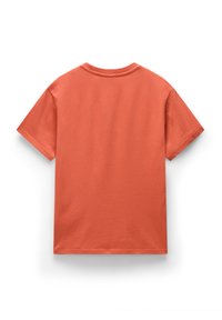 Helles Korallenfarbendes Baumwoll-T-Shirt mit kurzen Ärmeln, Rundhalsausschnitt und einem schlichten Rücken. Glatte Textur und einfaches Design.
